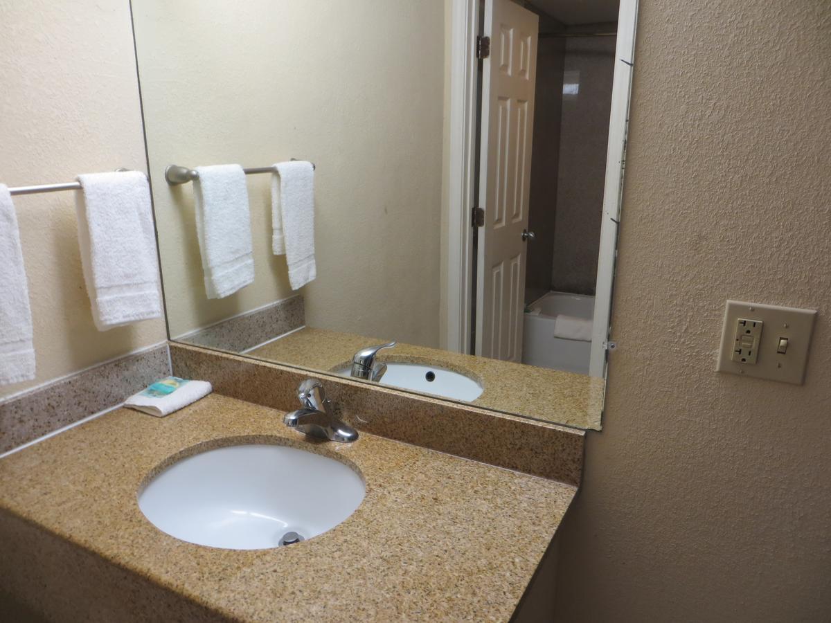 Budget Inn Кокоа Экстерьер фото