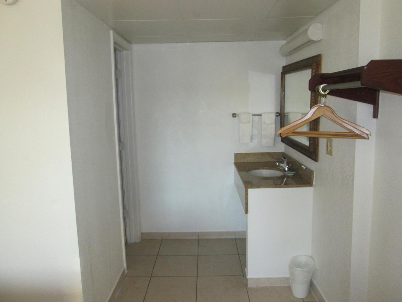 Budget Inn Кокоа Экстерьер фото